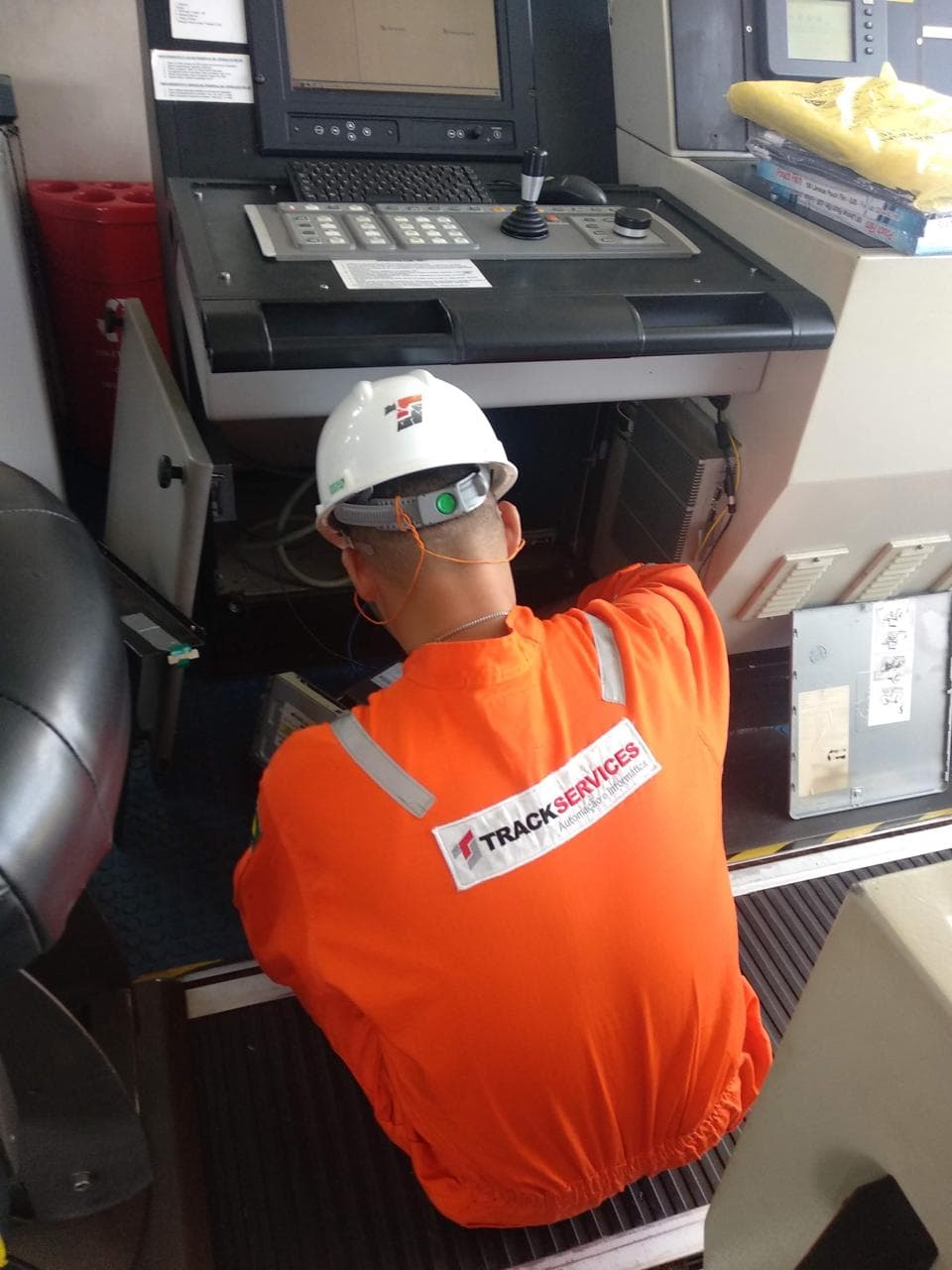 Técnico da Track Services atuando no console de bordo da embarcação
