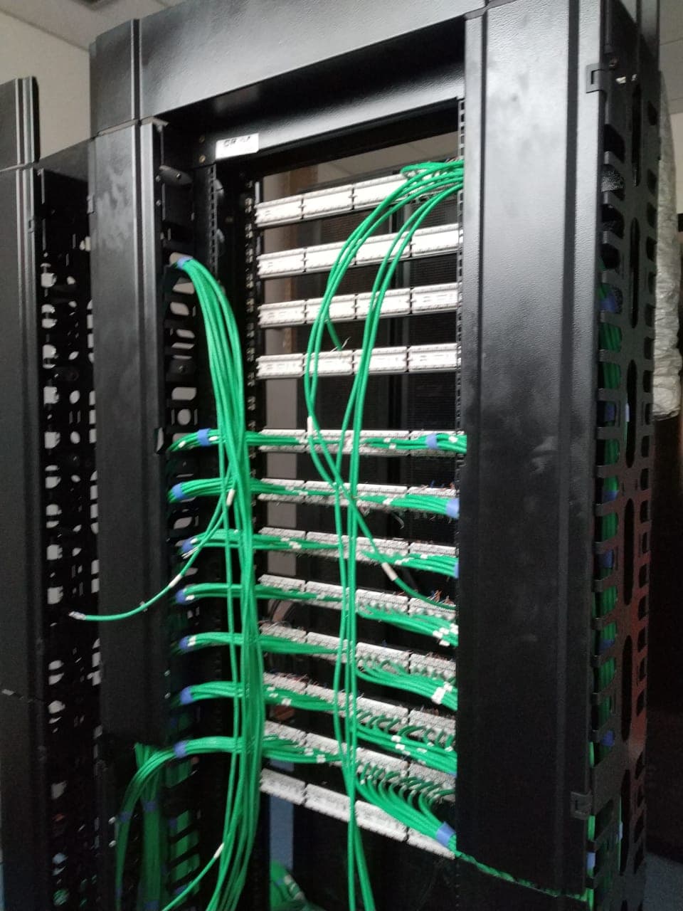 Rack com patch panels e cabeamento organizado e identificado